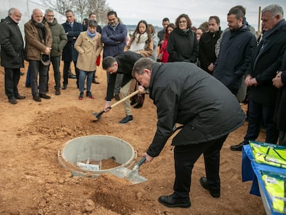 El presidente de Castilla-La Mancha, Emiliano García-Page, coloca la primera piedra del nuevo centro de salud de Cabanillas del Campo (Guadalajara), este viernes. El dirigente socialista critica el pacto del PSOE con Junts en materia de inmigración.