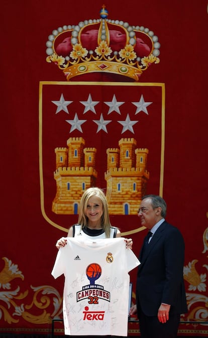 Cristina Cifuentes recibe una camiseta firmada por los jugadores del Madrid de manos de Florentino Pérez