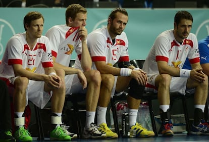 Los jugadores de Dinamarca, desolados en el banquillo.
