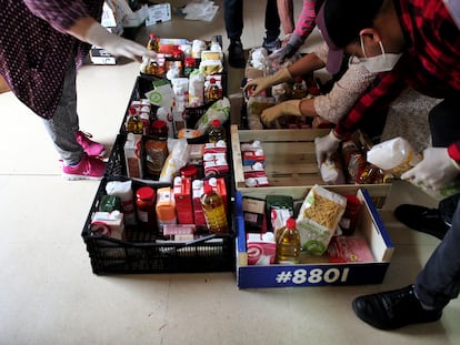 La Red de Cuidados de Moratalaz entrega cestas de comida en la Asociación Apoyo