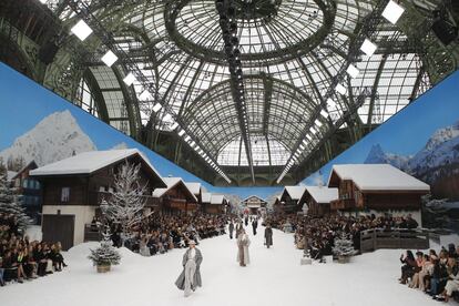 La modelo Cara Delevingne viste una creación de la colección Otoño-Invierno 2019-2020 durante su presentación en un desfile en París.
