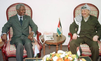 El Secretario General de la ONU, Kofi Annan (i) conversa con el presidente de Palestina, Yasir Arafat, durante su encuentro en Gaza, en 1998.