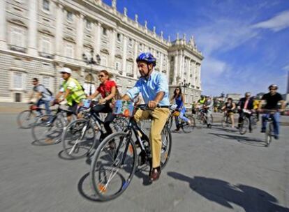 El concejal de Economía, Miguel Ángel Villanueva (en primer término),  en un acto para presentar una ruta  turística en bicicleta.