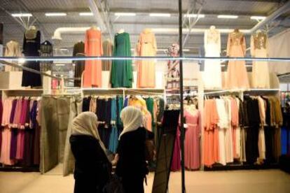 Dos mujeres observan un escaparate en Par&iacute;s