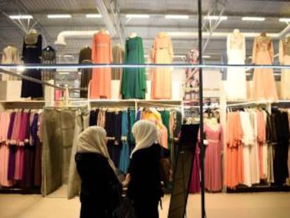 Dos mujeres observan un escaparate en Par&iacute;s