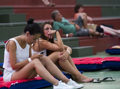 Jóvenes evacuadas en ele polideportivo de Esportes.