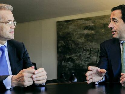 Jordi Gual, presidente de CaixaBank, y Gonzalo Gortázar, consejero delegado de la entidad, en una imagen de archivo.