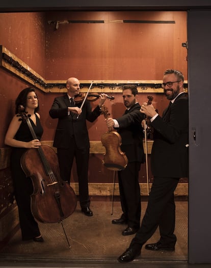 <b>Cuarteto Quiroga </b> <p>La chelista Helena Poggio siempre apaga el móvil cuando tiene ensayo. Salvo la tarde en la que le llamó el ministro de Cultura para comunicarle que el Cuarteto Quiroga había ganado el Premio Nacional de Música 2018. Ella, Aitor Hevia, Josep Puchades y Cibrán Sierra forman esta destacada agrupación española que trata de hacer accesible la música clásica. De 2014 a 2017 fue el grupo residente a cargo de la colección de los Stradivarius del Palacio Real de Madrid y cuentan con cinco álbumes en su discografía, uno de ellos junto al pianista Javier Perianes. </p> _ <p><b>“El Premio Nacional es un espaldarazo para la música de cámara”</b></p>