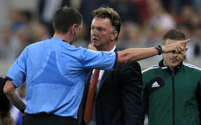 Louis Van Gaal con el arbitro del partido.