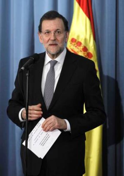 El presidente del Gobierno, Mariano Rajoy, durante la comparecencia en la que ha estado acompañado por el presidente de Argelia, Abdelaziz Buteflika, al término de la V Reunión de Alto Nivel (RAN) hispano-argelina celebrada hoy en Argel.