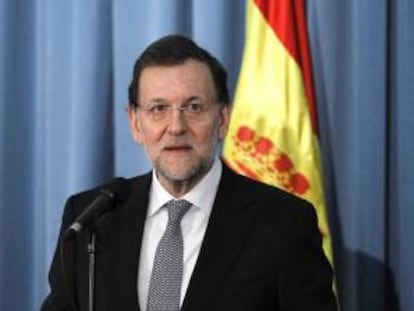 El presidente del Gobierno, Mariano Rajoy, durante la comparecencia en la que ha estado acompañado por el presidente de Argelia, Abdelaziz Buteflika, al término de la V Reunión de Alto Nivel (RAN) hispano-argelina celebrada hoy en Argel.