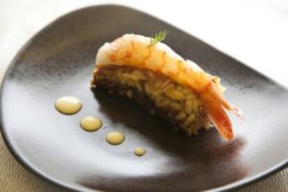 Arroz en costra con gamba roja.