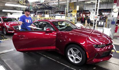 Un trabajador de General Motors en una planta de EE UU.