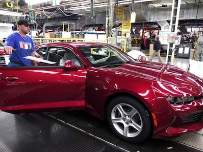 Un trabajador de General Motors en una planta de EE UU.