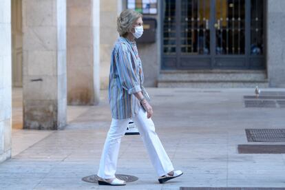 Como suele ser su costumbre, durante el tiempo de vacaciones que pasa en Mallorca, doña Sofía iba vestida con ropa informal: un pantalón blanco, zapatos planos, bolso en bandolera y un caftán de rayas, una prenda a la que es muy aficionada.