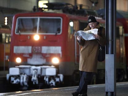 Un usuario del tren lee el periódico en la estación central de Múnich.