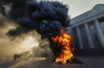 Un Grupo de ucranianos quema neumaticos durante una protesta Frente al Parlamento en Kiev (Ucrania).