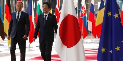 Shinzo Abe, primer ministro japones, es recibido por el Presidente del Consejo Europeo Donald Tusk.