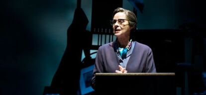 La actriz Vicky Peña en el papel de María Moliner que interpreta en 'El diccionario'.