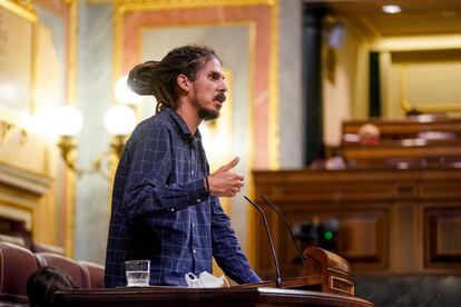 El exsecretario de Organización de Podemos y ex diputado de Unidas Podemos, Alberto Rodríguez  interviene en una sesión plenaria en el Congreso de los Diputados del 18 de mayo de 2021, en Madrid (España).