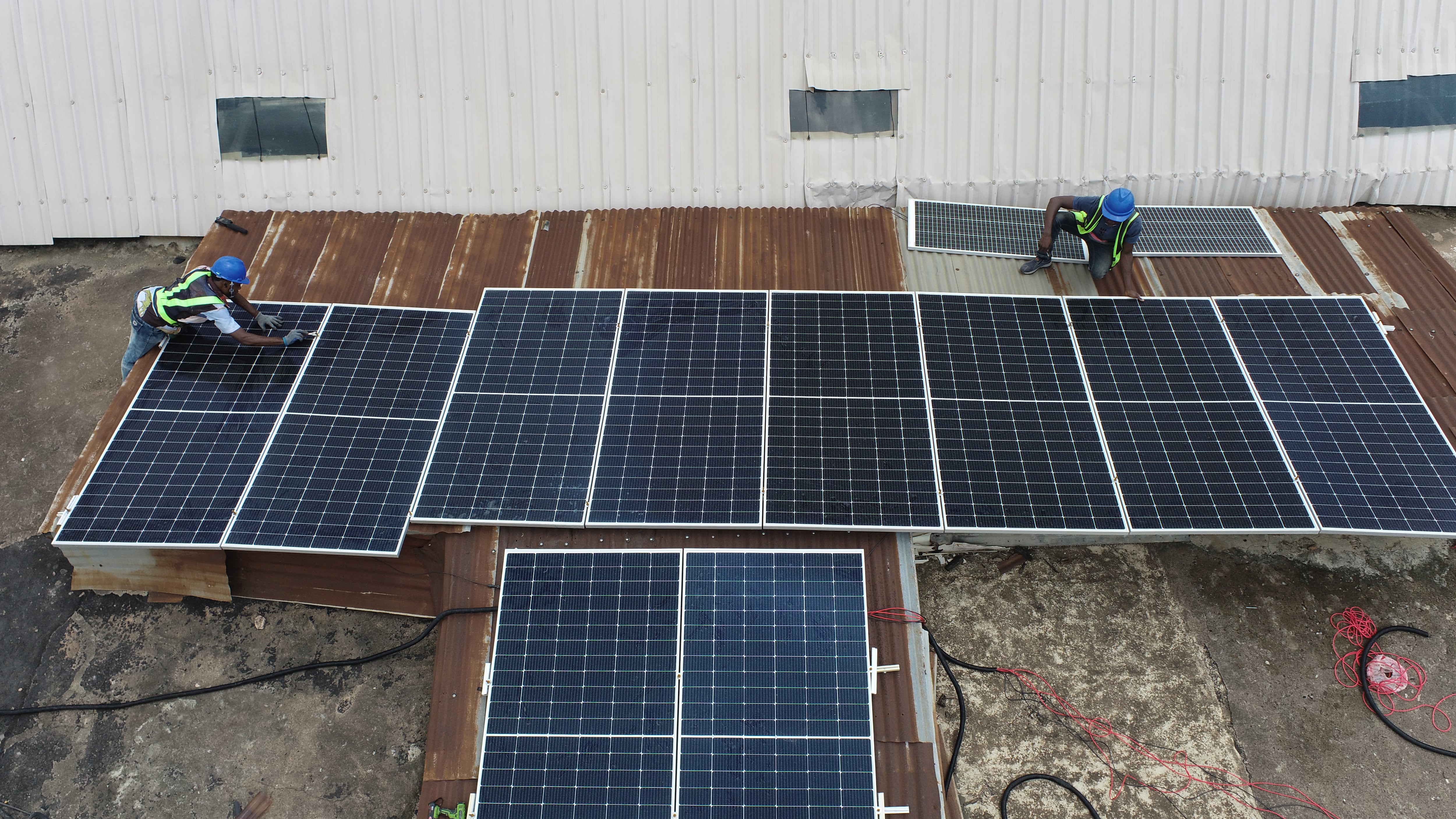Se hizo la luz en Baruten: las microrredes solares iluminan 