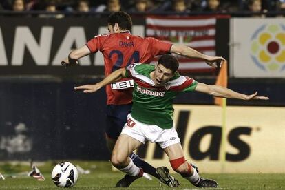 Damià y De Marcos luchan por el balón.