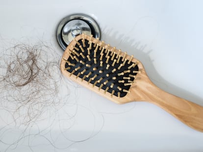 Desatasca de pelos la ducha o el lavabo con este remedio casero y otros productos profesionales