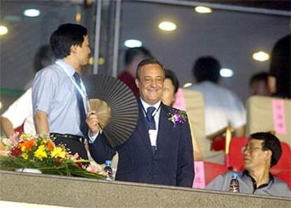 Florentino Pérez se abanica en el palco del Estadio de los Trabajadores, en Pekín.