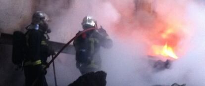 Los bomberos controlan el incendio del antiguo matadero de Pozuelo de Alarcn.