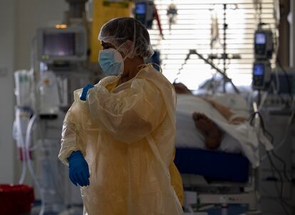 Una sanitaria trabaja en la Unidad de Cuidados Intensivos (UCI) dedicada a enfermos de coronavirus del Hospital Universitario Ramón y Cajal, en Madrid.