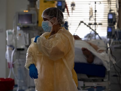 Una sanitaria trabaja en la Unidad de Cuidados Intensivos (UCI) dedicada a enfermos de coronavirus del Hospital Universitario Ramón y Cajal, en Madrid (España), el jueves.