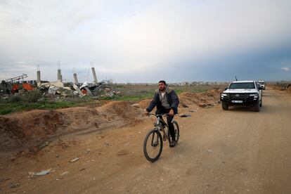 Un palestino cruza en bicicleta el corredor de Netzarim tras la retirada de las tropas israelíes, este domingo.