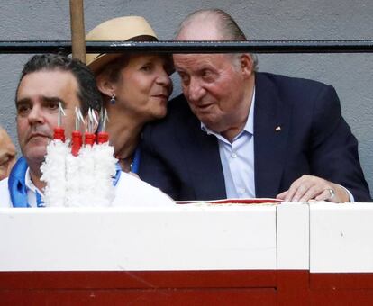 El rey Juan Carlos y la infanta Elena, en un burladero en la corrida celebrada en San Sebastián.