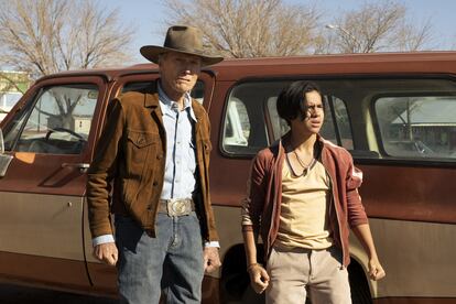 Clint Estwood y Eduardo Minett, durante una escena de la película 'Cry Macho'