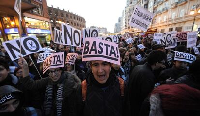 Manifestantes lanzan consignas contra los recortes durante la manifestación del 22 de febrero.