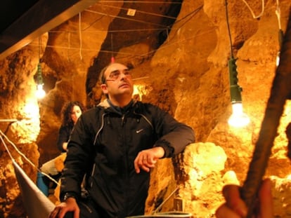 El paleontólogo Carles Lalueza-Fox en la cueva de E Sidrón (Asturias).
