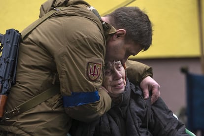 Un soldado consuela a Larisa Kolesnik, de 82 años, después de ser evacuada de Irpin, en las afueras de Kiev, este miércoles. La Defensora de los Derechos Humanos ucrania, Liudmila Denisova, ha denunciado este miércoles que el edificio del Comité Internacional de la Cruz Roja de Mariupol (sudeste) ha sido atacado.