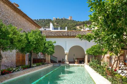 El patio de la parroquia de la Magdalena y, al fondo, el castillo de Santa Catalina, en Jaén.