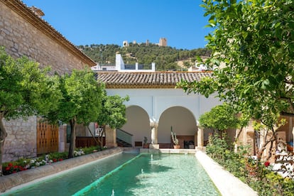 El patio de la parroquia de la Magdalena y, al fondo, el castillo de Santa Catalina, en Jaén.