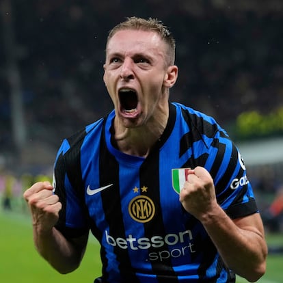 Inter Milan's Davide Frattesi celebrates after scoring his side's fourth goal during the Champions League semifinal second leg soccer match between Inter Milan and Barcelona at San Siro stadium in Milan , Italy, Tuesday, May 6, 2025. (AP Photo/Luca Bruno)