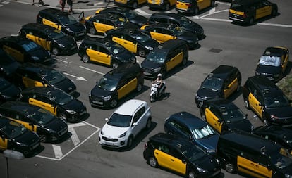 Corte de la Gran Vía de Barcelona durante la huelga de los taxistas.