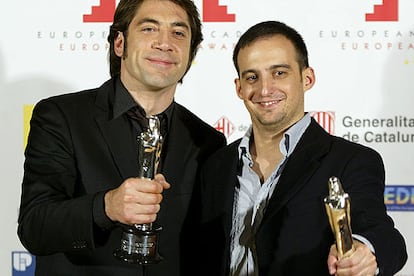 El actor español Javier Bardem ganó  el galardón al Mejor Actor en los Premios del Cine Europeo por su interpretación en <i>Mar Adentro</i>. Al finalizar la gala, posó ante la prensa con Alejandro Amenábar.