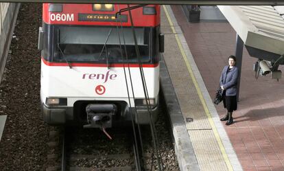 Un tren de cercanías pasa por una estación en Madrid.