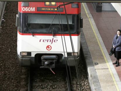 Un tren de cercanías pasa por una estación en Madrid.