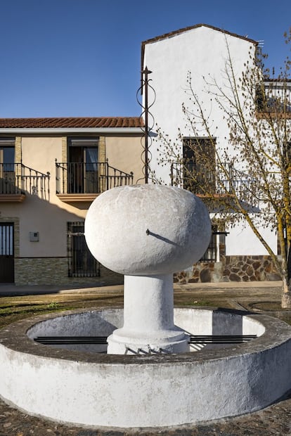 Una de las cinco fuentes de La Bazana, Badajoz. En ciertos elementos, los arquitectos se permitieron jugar con la estética de sus diseños. Es el caso de las fuentes de este pueblo, todas de formas de inspiración surrealista.