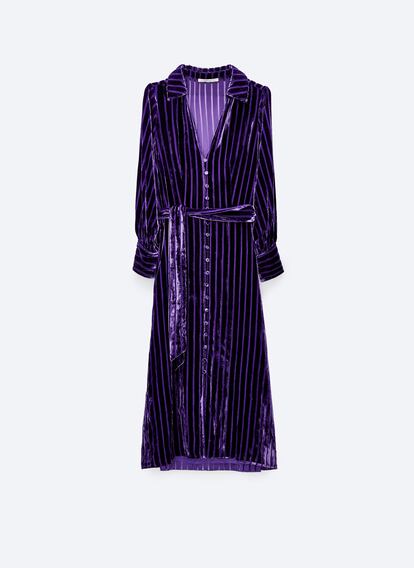 Vestido de terciopelo con rayas en morado. Es de Uterqüe.