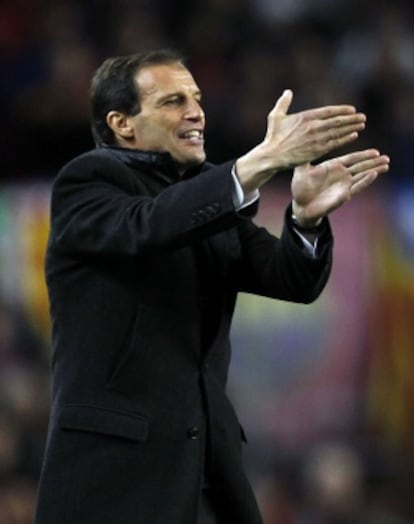 Allegri da instrucciones durante el partido en el Camp Nou.