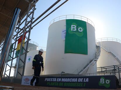 Trabajadores caminan por las instalaciones de una planta de biodiésel en Santa Cruz, Bolivia, en marzo de 2024.