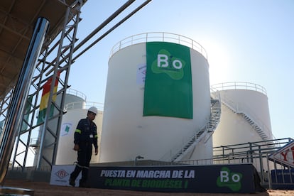 Trabajadores caminan por las instalaciones de una planta de biodiésel en Santa Cruz, Bolivia, en marzo de 2024.