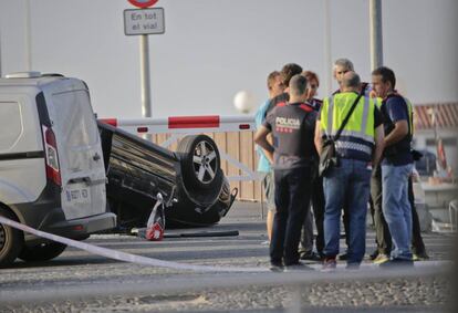 Agents dels Mossos d'Esquadra al costat del vehicle dels terroristes.